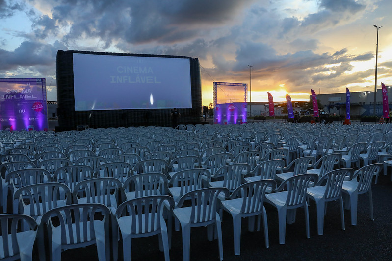 Cinema inflável leva filmes, pipoca  e lazer ao ar livre no Recanto das Emas