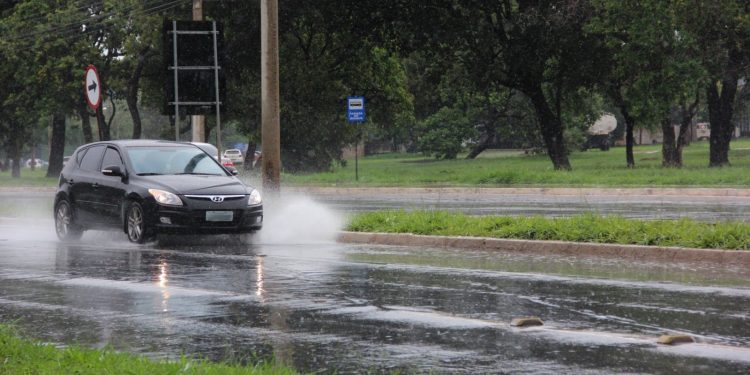Chuvas no DF aumentam risco no trânsito; veja orientações do Detran