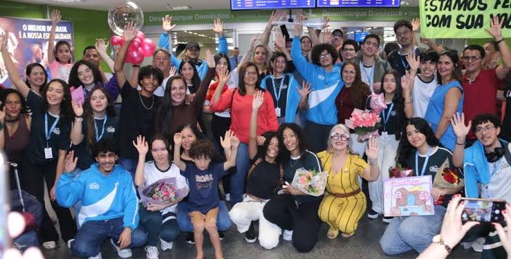 Jovens do DF celebram reencontro com família após viver rotina internacional inédita