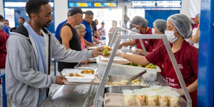 Restaurantes comunitários garantem refeições no feriado de Ano-Novo no DF