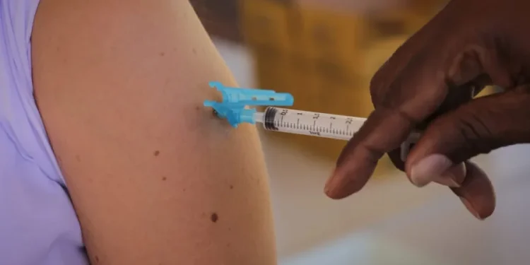 Governo do DF libera vacina da gripe para toda a população e tenta elevar cobertura vacinal