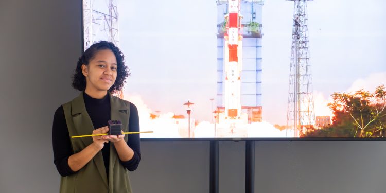 Alunos da rede pública do DF ajudam a desenvolver satélite brasileiro