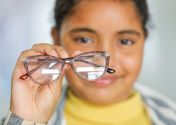 Crianças e adolescentes recebem atendimento oftalmológico e odontológico gratuito em oito regiões