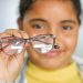 Crianças e adolescentes recebem atendimento oftalmológico e odontológico gratuito em oito regiões