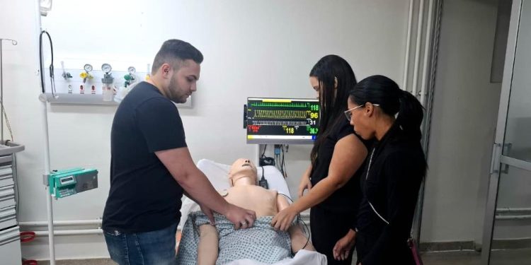 Profissionais de saúde participam de simulação de emergência no HRSM