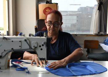 Uniformes escolares ganham novo destino e viram cuidado para bebês no DF