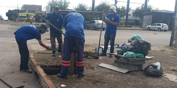 Ceilândia realiza força-tarefa e remove 300 kg de lixo da rede de drenagem