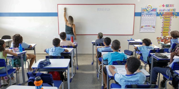Desde 2019, gestão Ibaneis é a que mais nomeou professores na rede pública do DF