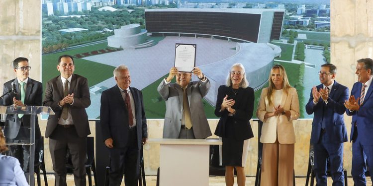 Ibaneis assina ordem de serviço e reativa obra emblemática do TRF1