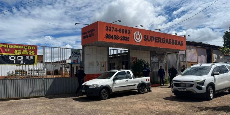 Operação mira comércios de gás e interdita distribuidora no DF