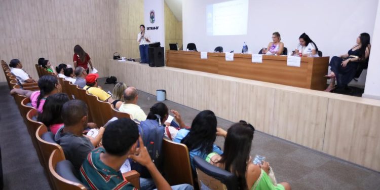 Carnaval no DF impulsiona renda de ambulantes e reforça regras sanitárias