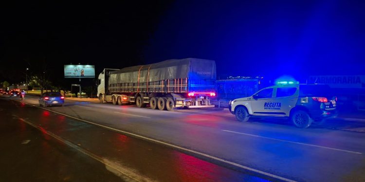 Carreta com 30 mil garrafas de bebida irregular é retida em operação no DF