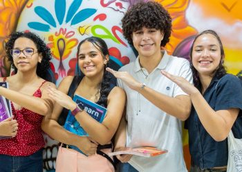 Programa deve levar centenas de alunos da rede pública para o exterior