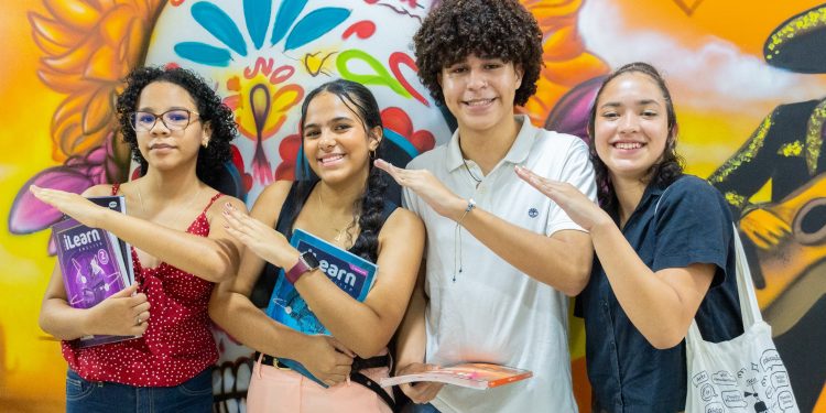 Programa deve levar centenas de alunos da rede pública para o exterior
