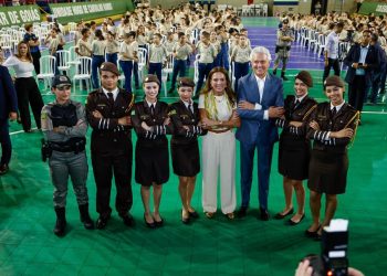 Com investimento de R$ 75 milhões, Caiado garante uniformes a alunos dos colégios militares