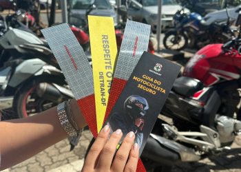 Detran-DF entrega kits refletivos e mira segurança de entregadores