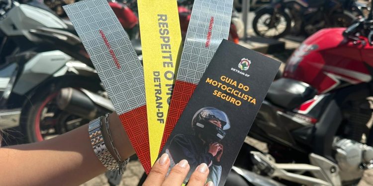 Detran-DF entrega kits refletivos e mira segurança de entregadores