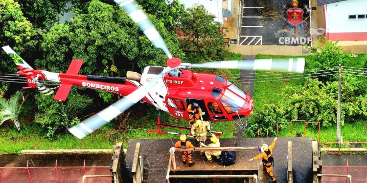 Treinamento com helicóptero prepara bombeiros do DF para resgates em prédios