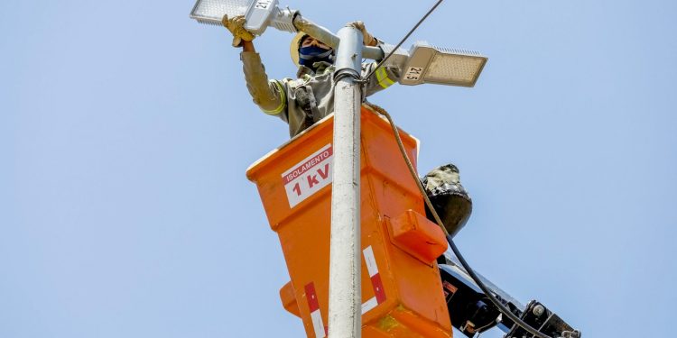 Substituição de luminárias avança e iluminação em LED se consolida no DF
