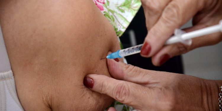Campanha de vacinação contra gripe começa no DF com foco em grupos vulneráveis
