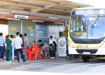 Trabalhadores são atendidos em ação de saúde no terminal de Santa Maria