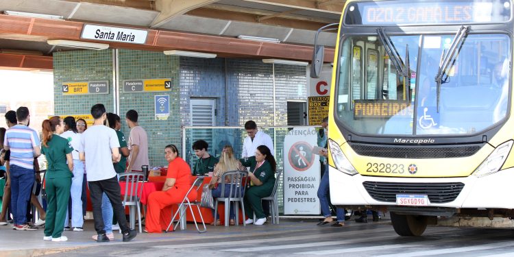 Trabalhadores são atendidos em ação de saúde no terminal de Santa Maria