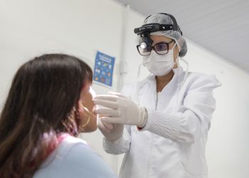 Programa leva vacinação e debates sobre saúde mental para dentro de escola pública