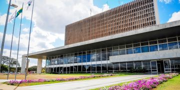 Celina Leão decreta ponto facultativo e reorganiza funcionamento do GDF na Semana Santa