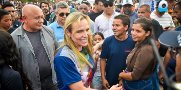 Celina Leão participa de Via-Sacra e destaca força da fé em evento tradicional do DF