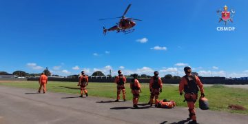 Bombeiros do DF fazem treino com helicóptero para resgate em áreas de difícil acesso