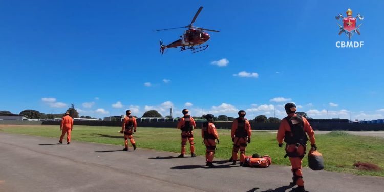 Bombeiros do DF fazem treino com helicóptero para resgate em áreas de difícil acesso