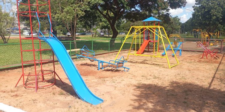 Após obras de revitalização, parquinhos do Cruzeiro recebem novos brinquedos