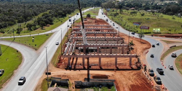 DER-DF encerra instalação das vigas do novo viaduto de Planaltina