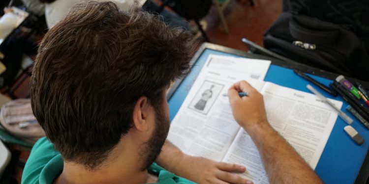 Minas Gerais lança transmissões ao vivo para treinar professores da rede pública de olho no Enem