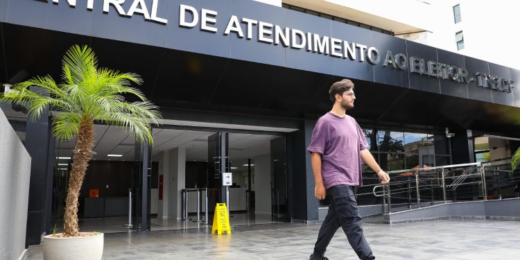 Último dia para resolver pendências no título de eleitor mobiliza eleitores do DF