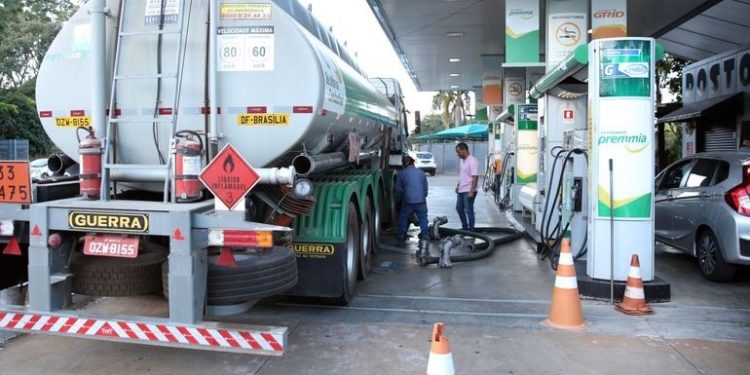Distrito Federal entra em plano nacional para aliviar preço dos combustíveis