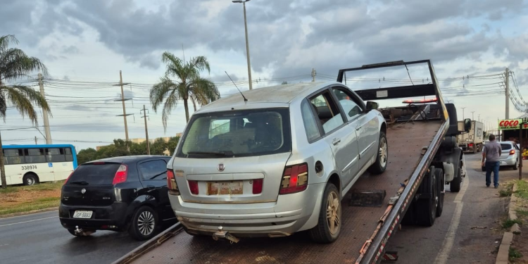 Fiscalização do Detran apreende carro irregular após anos sem licenciamento no DF