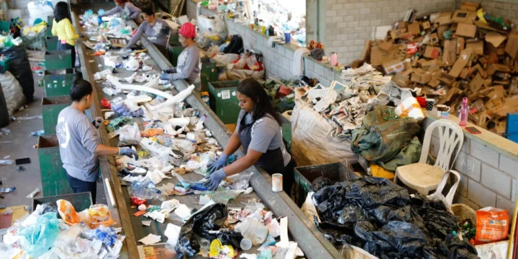 Reciclagem inclusiva transforma vida de catadores e amplia coleta seletiva no DF