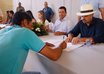 Governo de Minas entrega títulos de imóveis e regulariza casas de 164 famílias