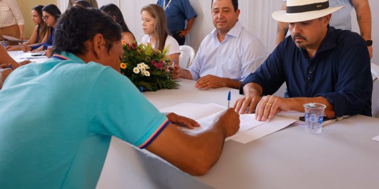 Governo de Minas entrega títulos de imóveis e regulariza casas de 164 famílias