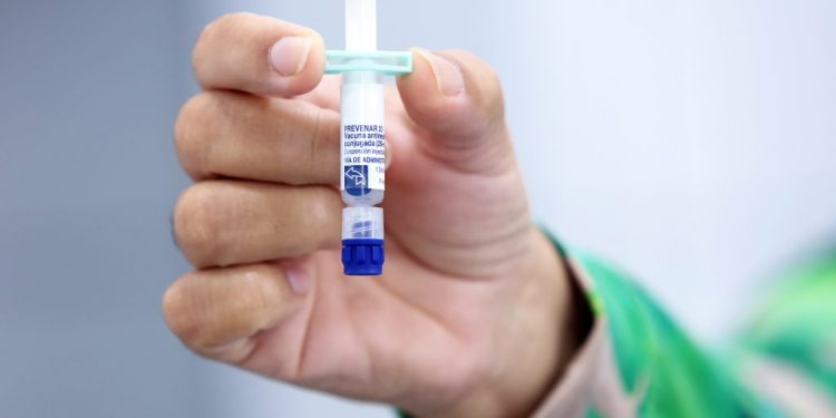 Nova vacina contra pneumonia e meningite chega ao SUS; veja o que muda e se seu filho precisa tomar