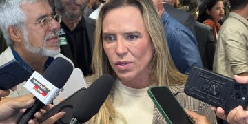 Botina no pé, caneta na mão: em um só dia, Celina Leão cria duas RAs e garante frota nova para o Metrô-DF