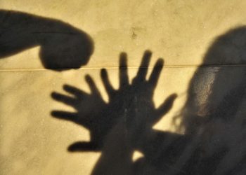QR Code em espelhos de banheiros amplia acesso de mulheres à rede de apoio contra a violência no DF
