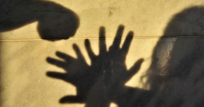 QR Code em espelhos de banheiros amplia acesso de mulheres à rede de apoio contra a violência no DF
