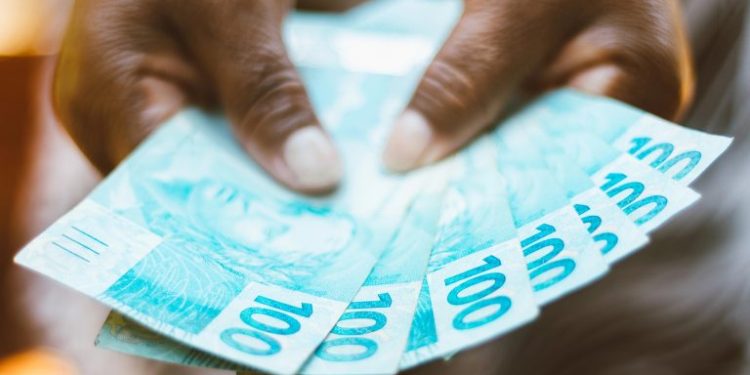 Salário mínimo pode subir para R$ 1.741 em 2027, estima governo