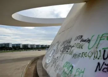 GDF propõe multa de até R$ 100 mil para quem depredar patrimônio público no DF
