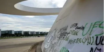 GDF propõe multa de até R$ 100 mil para quem depredar patrimônio público no DF