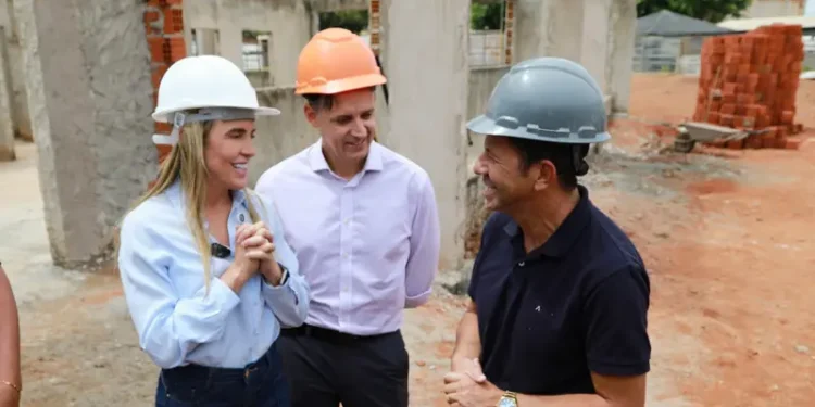 Celina Leão vistoria obras e participa do GDF na Sua Porta em Santa Maria
