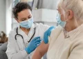 DF reforça proteção de idosos contra pneumonia com ampliação da Pneumo 20