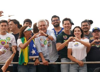 2,5 mil veículos tomam as ruas de Valparaíso e Luziânia em ato com Daniel Vilela e Caiado